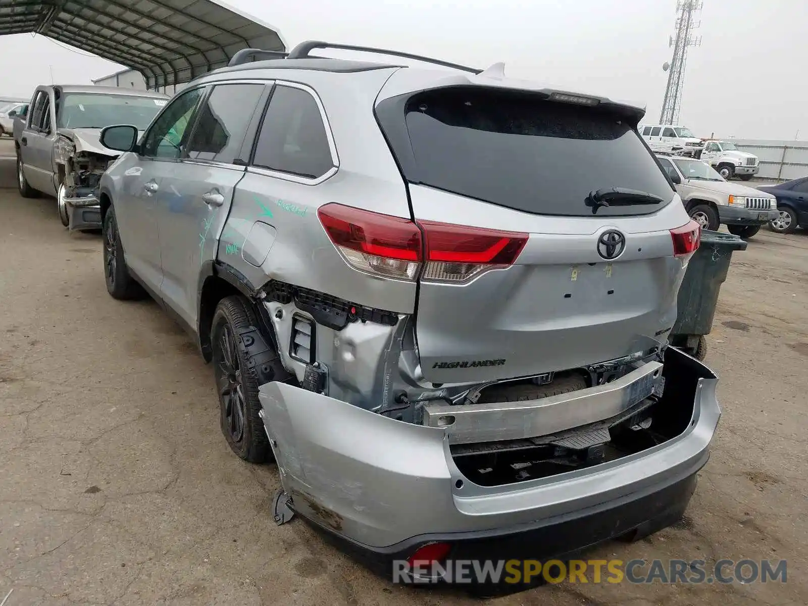 3 Photograph of a damaged car 5TDJZRFH9KS604013 TOYOTA HIGHLANDER 2019