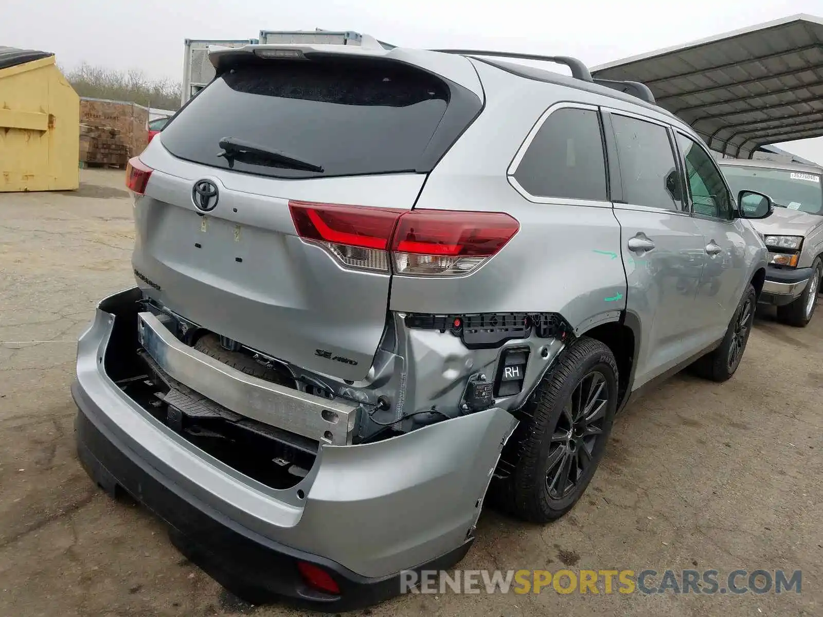 4 Photograph of a damaged car 5TDJZRFH9KS604013 TOYOTA HIGHLANDER 2019