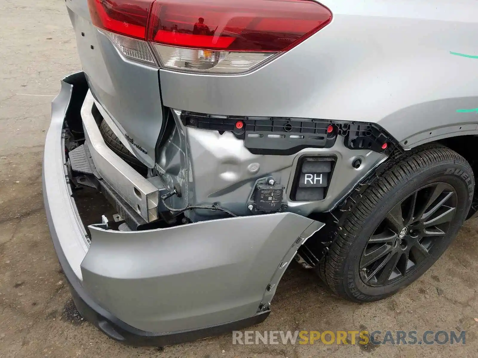 9 Photograph of a damaged car 5TDJZRFH9KS604013 TOYOTA HIGHLANDER 2019