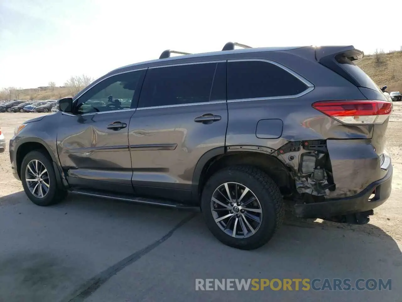 2 Photograph of a damaged car 5TDJZRFH9KS605582 TOYOTA HIGHLANDER 2019