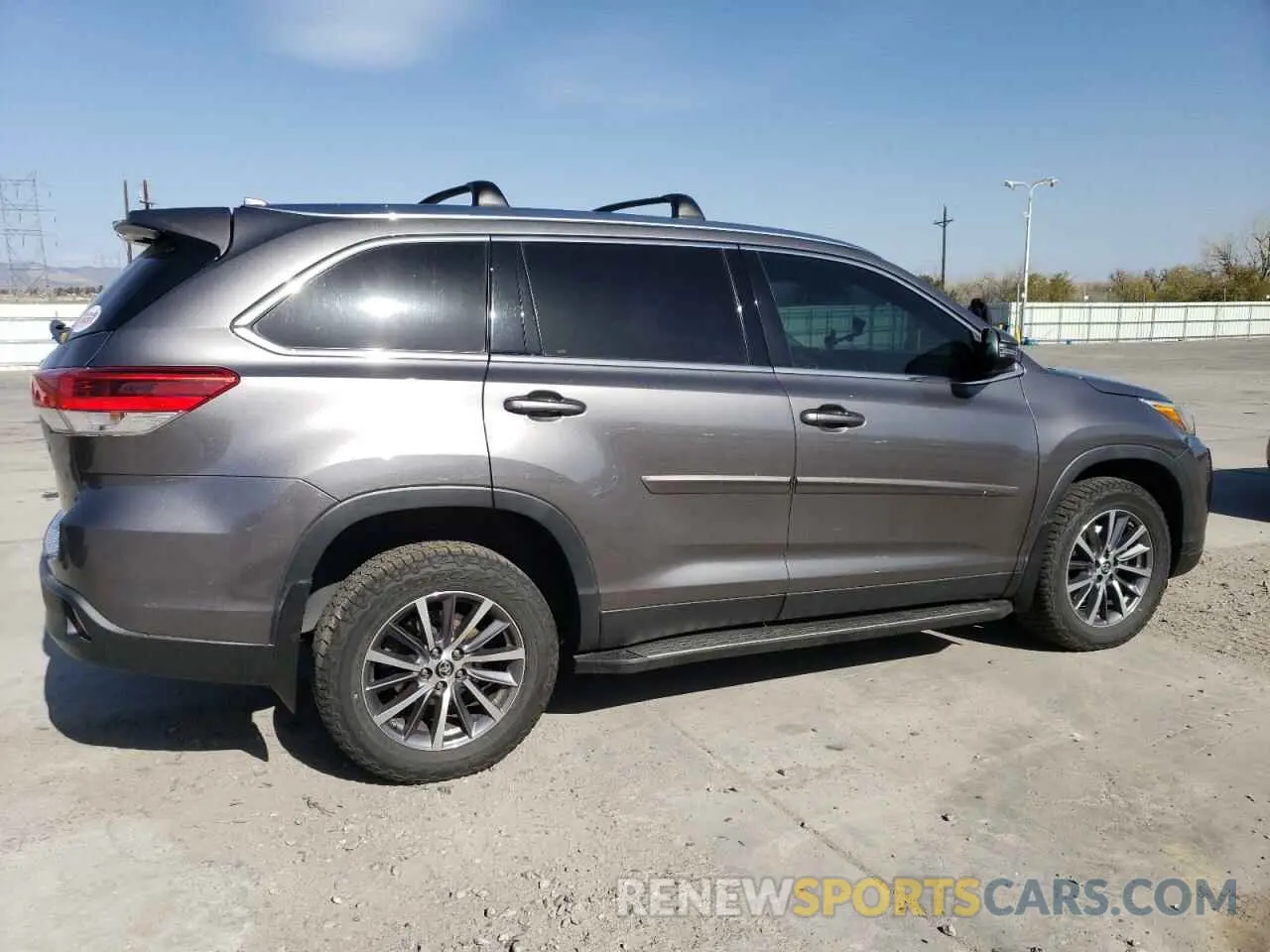 3 Photograph of a damaged car 5TDJZRFH9KS605582 TOYOTA HIGHLANDER 2019
