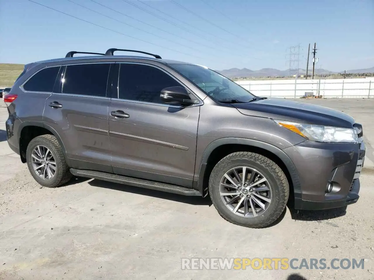 4 Photograph of a damaged car 5TDJZRFH9KS605582 TOYOTA HIGHLANDER 2019
