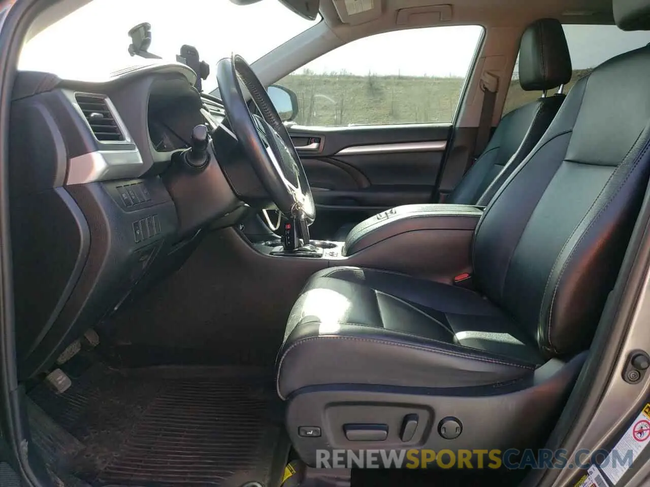 7 Photograph of a damaged car 5TDJZRFH9KS605582 TOYOTA HIGHLANDER 2019