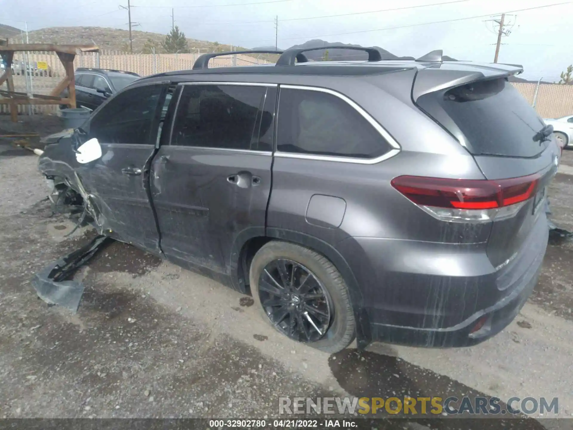 3 Photograph of a damaged car 5TDJZRFH9KS606327 TOYOTA HIGHLANDER 2019