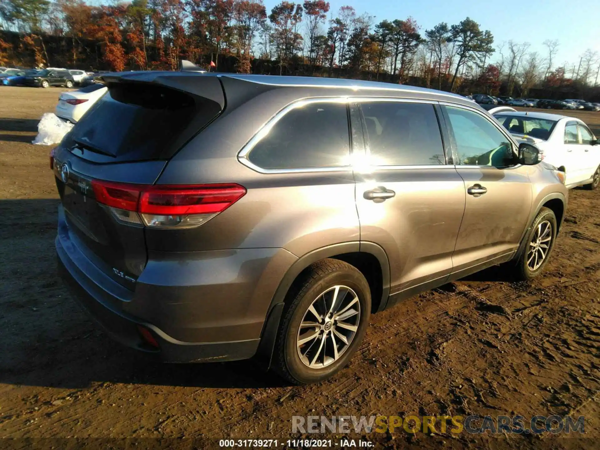 4 Photograph of a damaged car 5TDJZRFH9KS611267 TOYOTA HIGHLANDER 2019