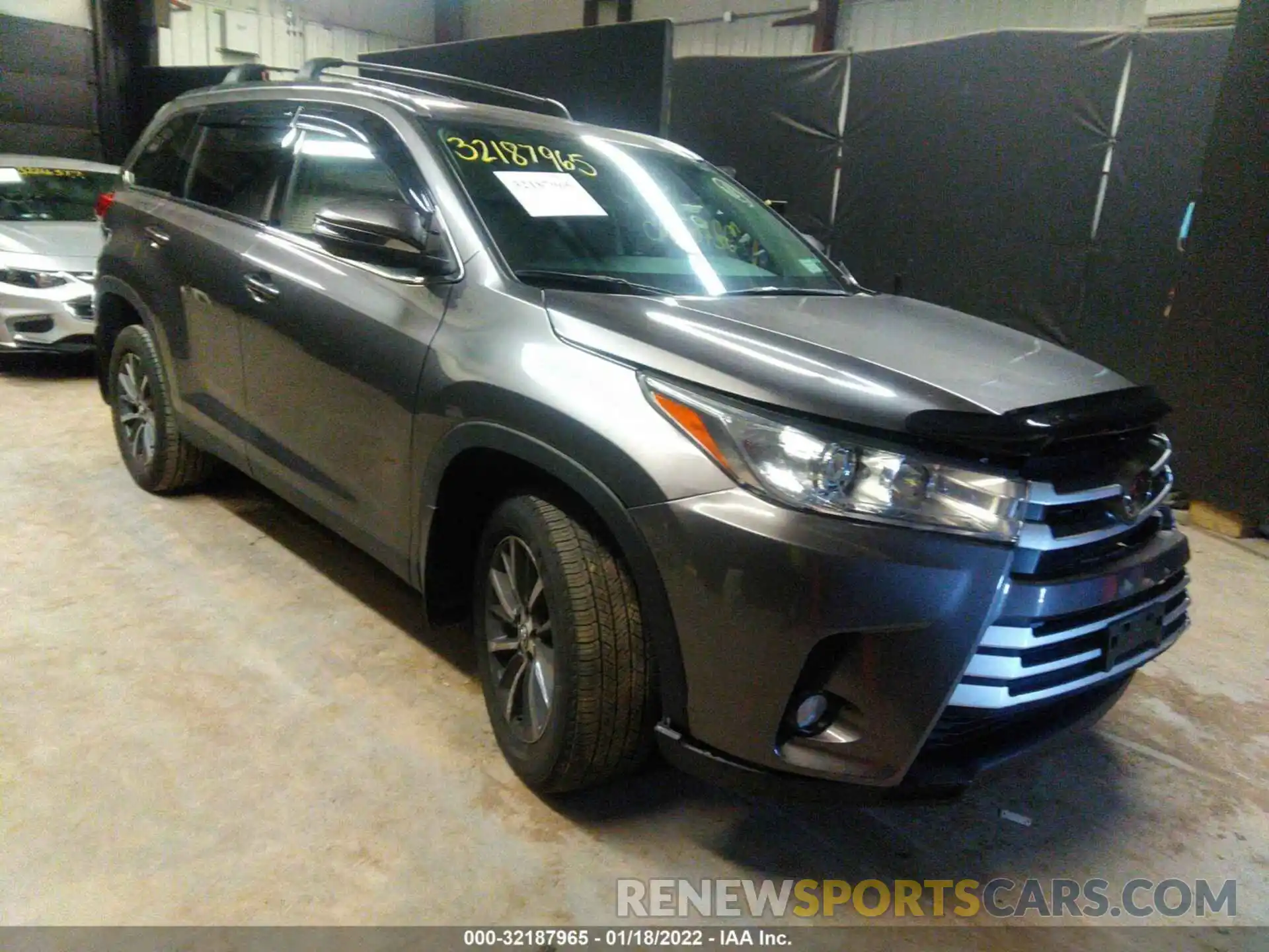 1 Photograph of a damaged car 5TDJZRFH9KS612760 TOYOTA HIGHLANDER 2019