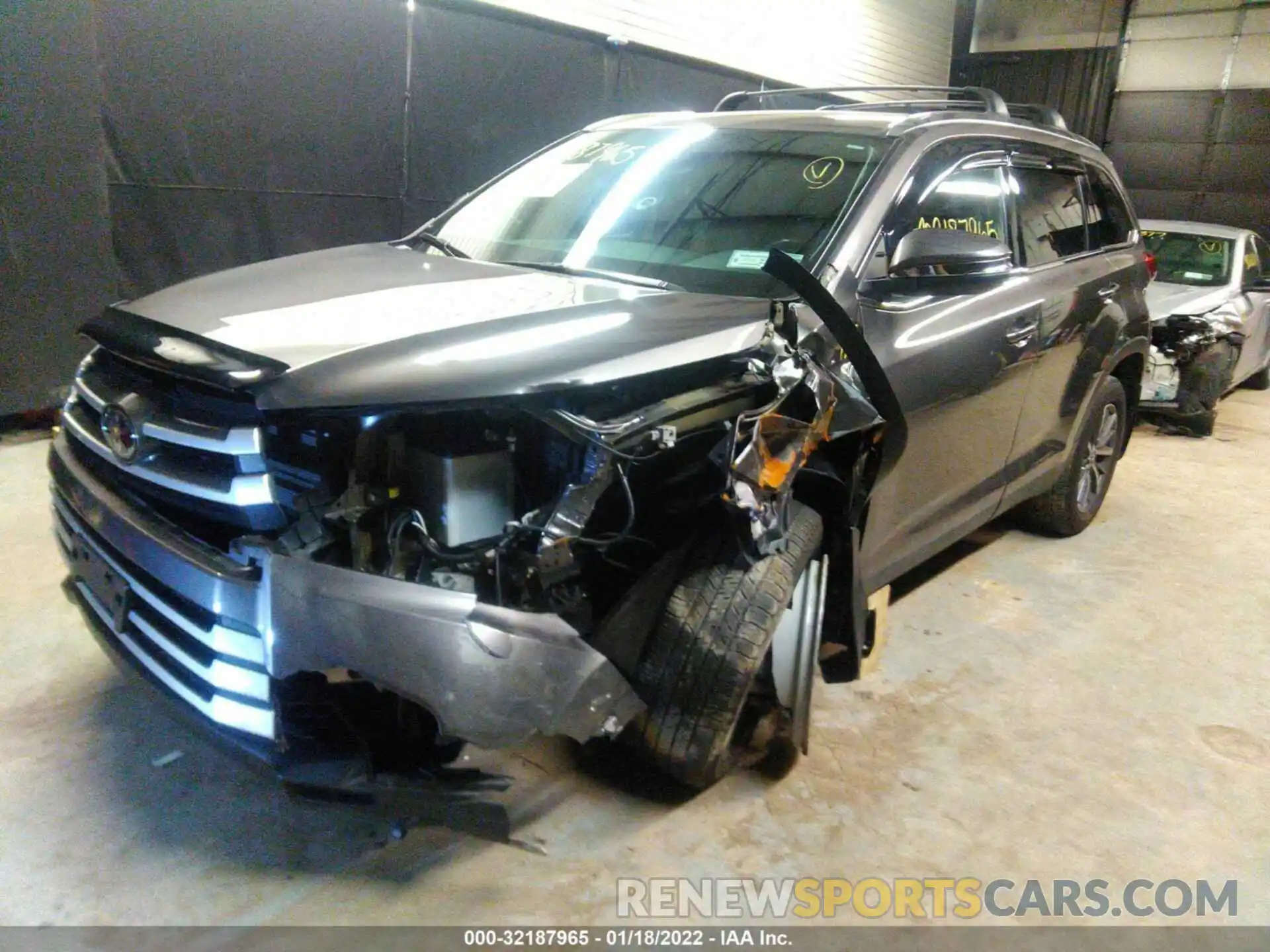 2 Photograph of a damaged car 5TDJZRFH9KS612760 TOYOTA HIGHLANDER 2019