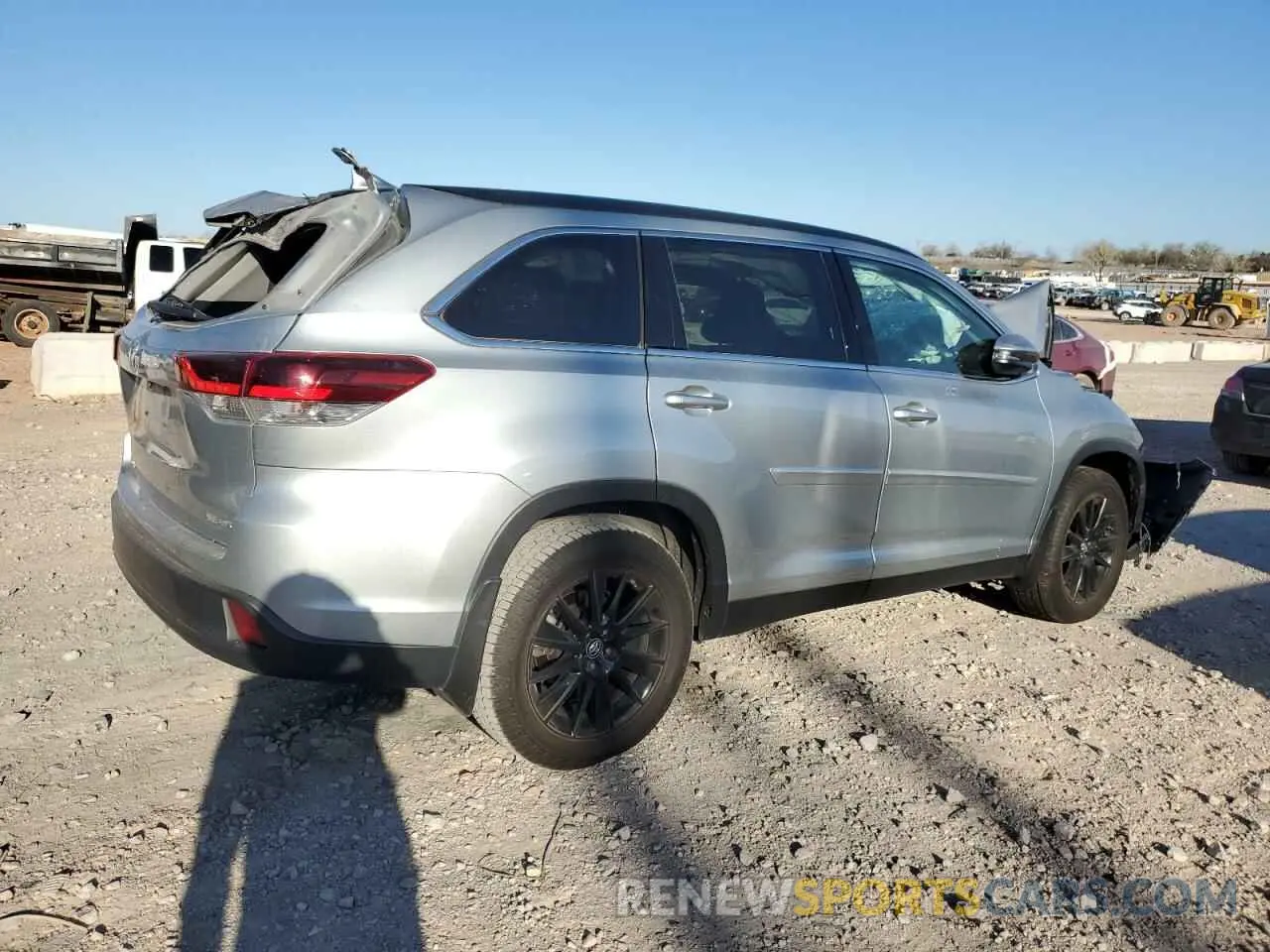 3 Photograph of a damaged car 5TDJZRFH9KS613925 TOYOTA HIGHLANDER 2019