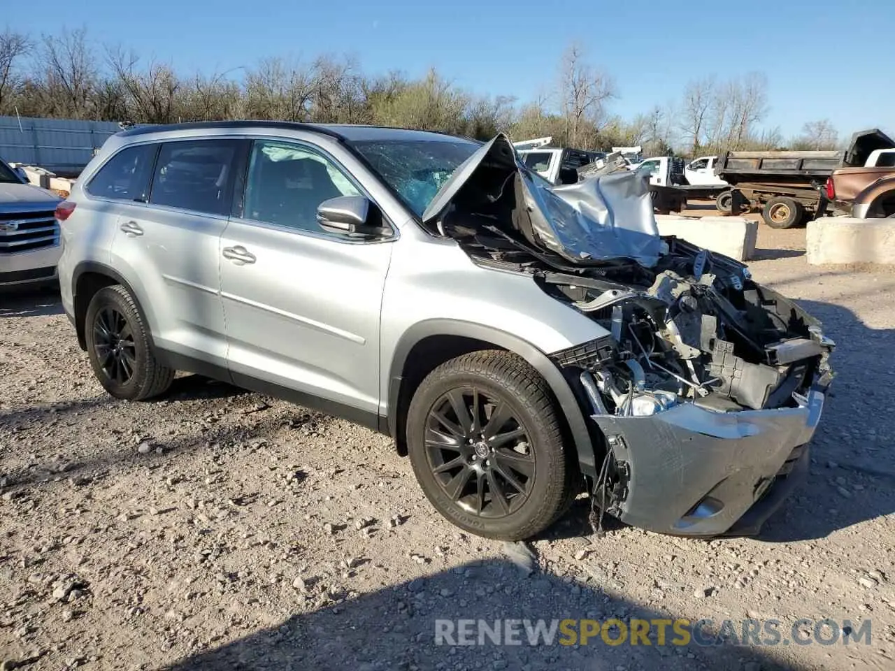 4 Photograph of a damaged car 5TDJZRFH9KS613925 TOYOTA HIGHLANDER 2019
