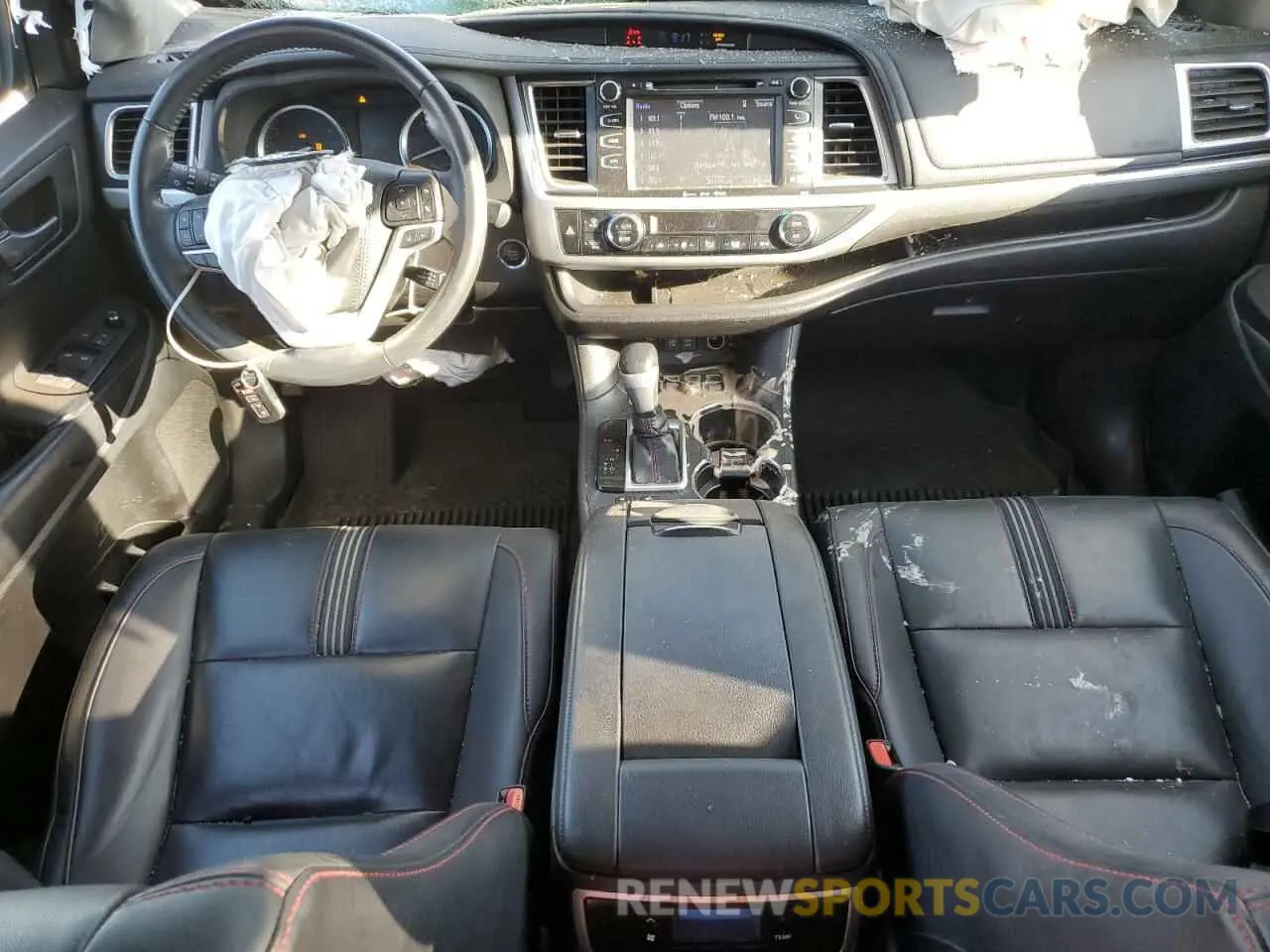 8 Photograph of a damaged car 5TDJZRFH9KS613925 TOYOTA HIGHLANDER 2019