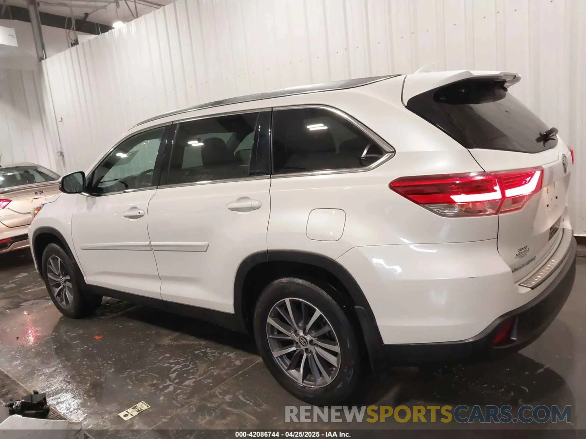 14 Photograph of a damaged car 5TDJZRFH9KS616954 TOYOTA HIGHLANDER 2019
