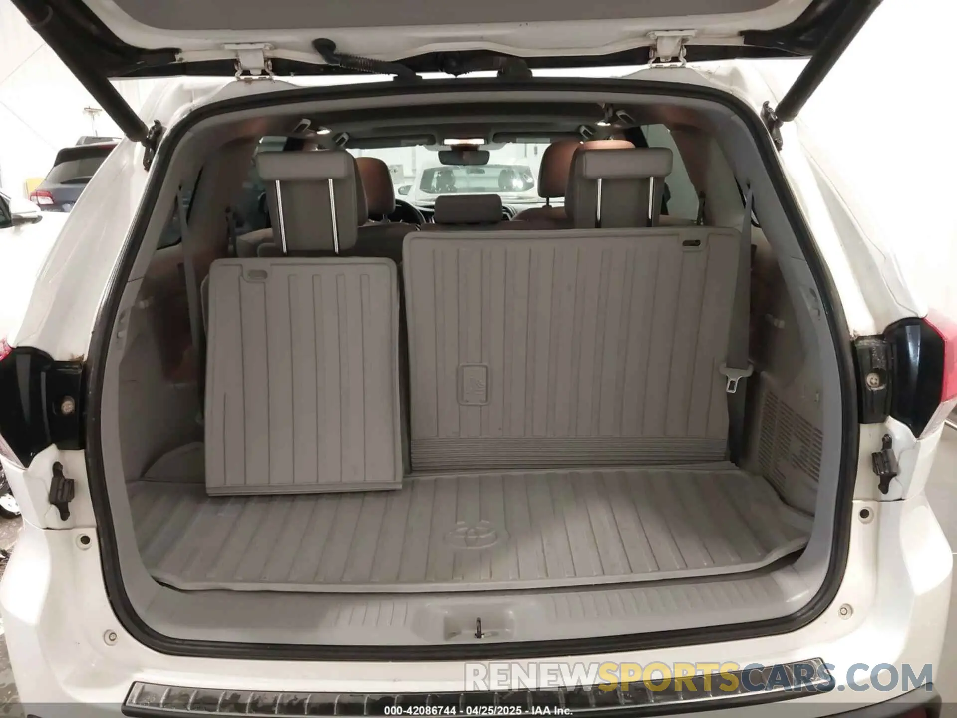17 Photograph of a damaged car 5TDJZRFH9KS616954 TOYOTA HIGHLANDER 2019