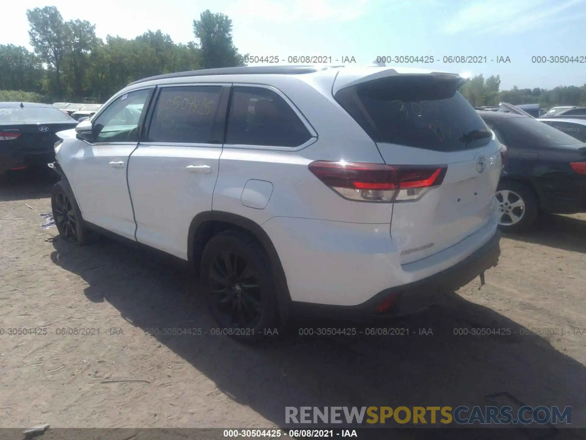 3 Photograph of a damaged car 5TDJZRFH9KS622768 TOYOTA HIGHLANDER 2019