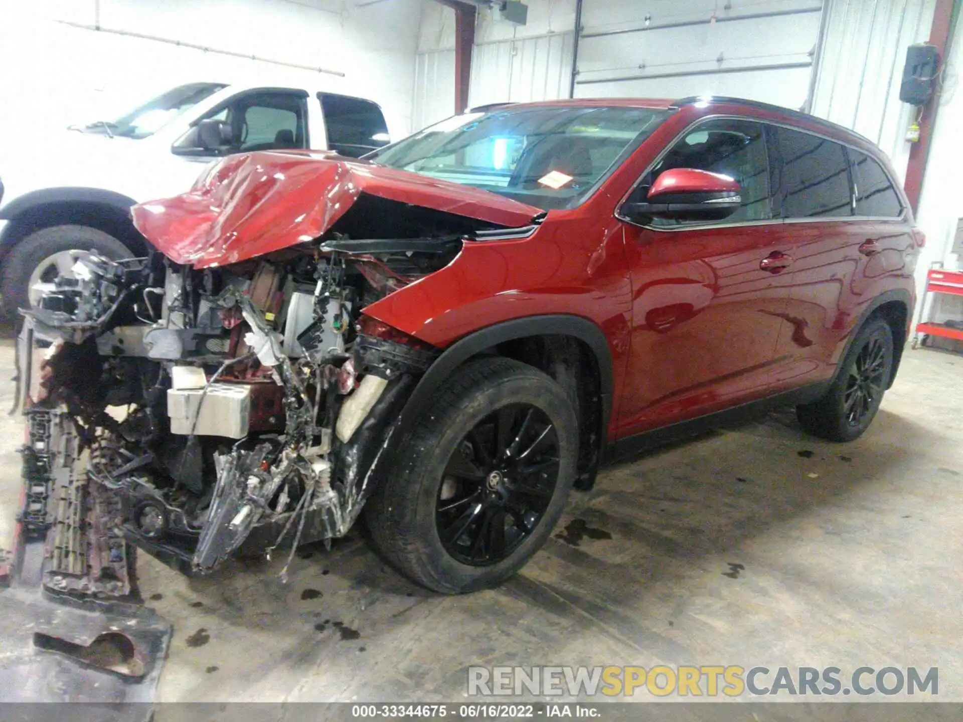 2 Photograph of a damaged car 5TDJZRFH9KS626948 TOYOTA HIGHLANDER 2019