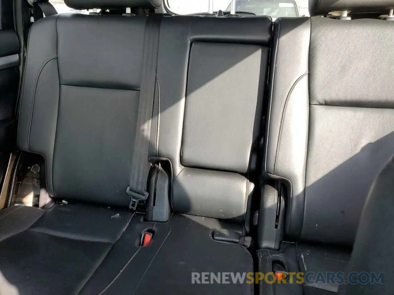 10 Photograph of a damaged car 5TDJZRFH9KS628277 TOYOTA HIGHLANDER 2019