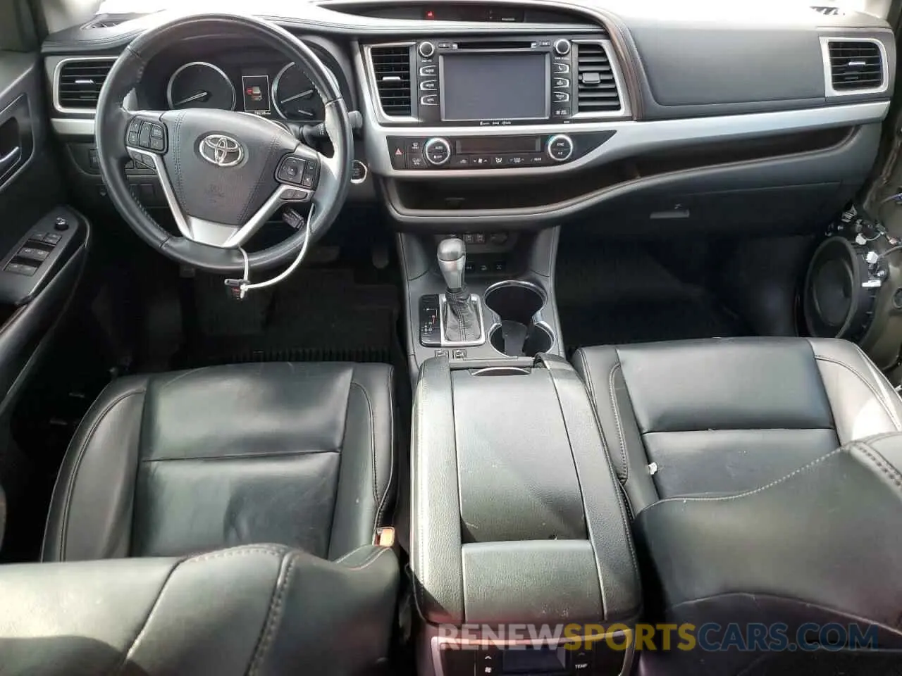 8 Photograph of a damaged car 5TDJZRFH9KS628277 TOYOTA HIGHLANDER 2019