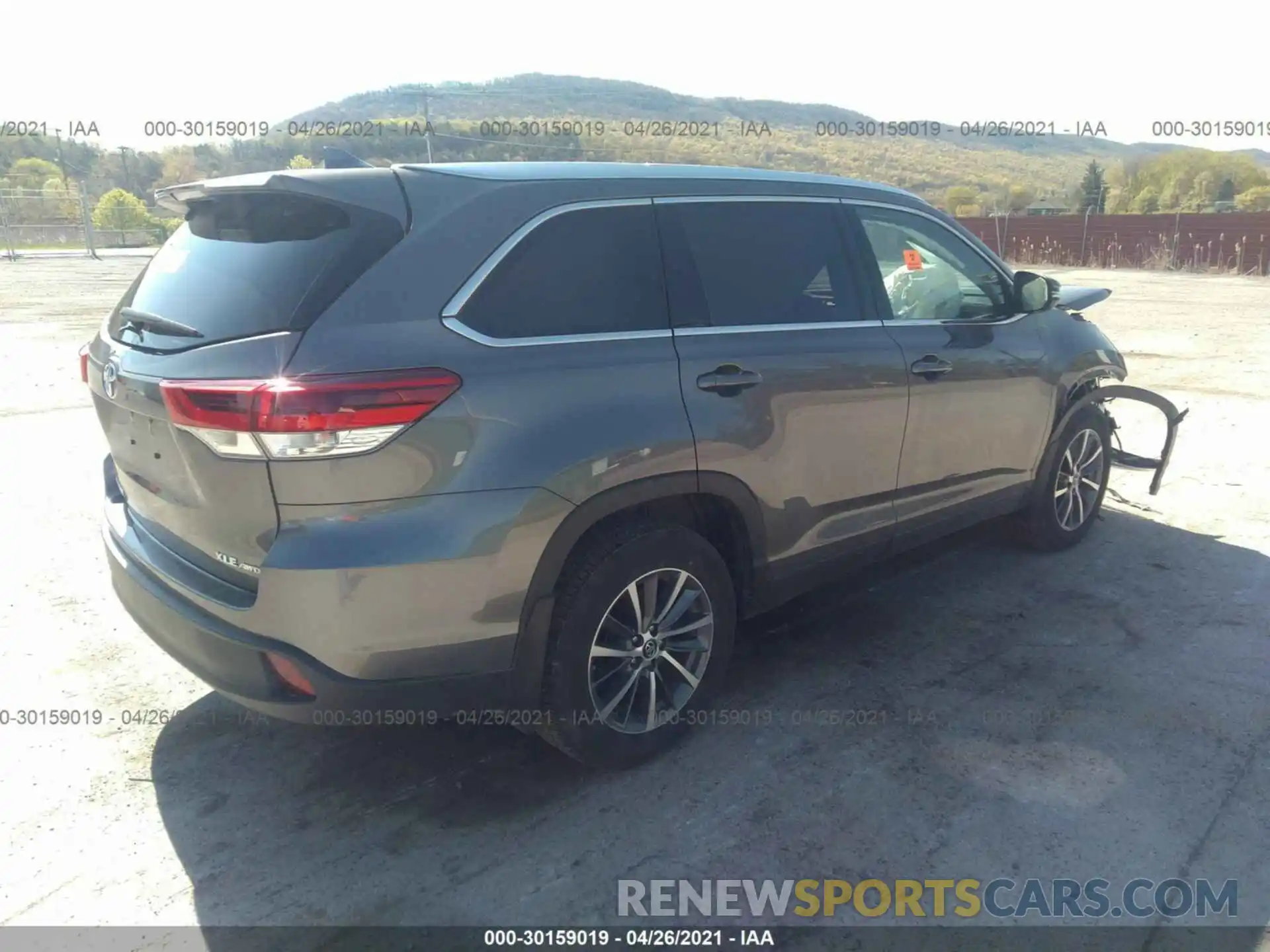 4 Photograph of a damaged car 5TDJZRFH9KS710252 TOYOTA HIGHLANDER 2019