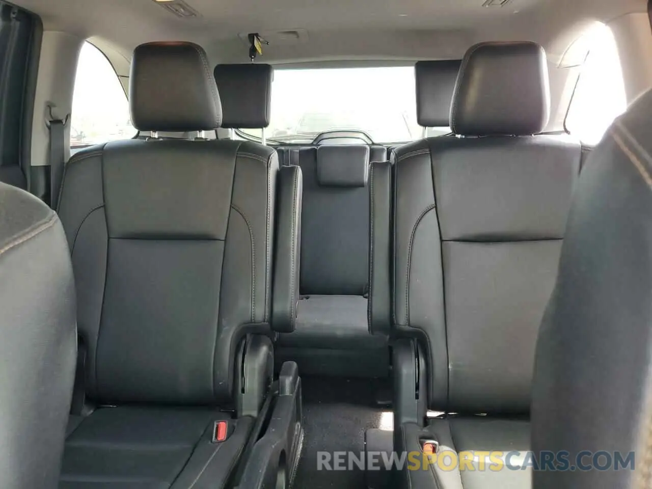 10 Photograph of a damaged car 5TDJZRFH9KS711353 TOYOTA HIGHLANDER 2019