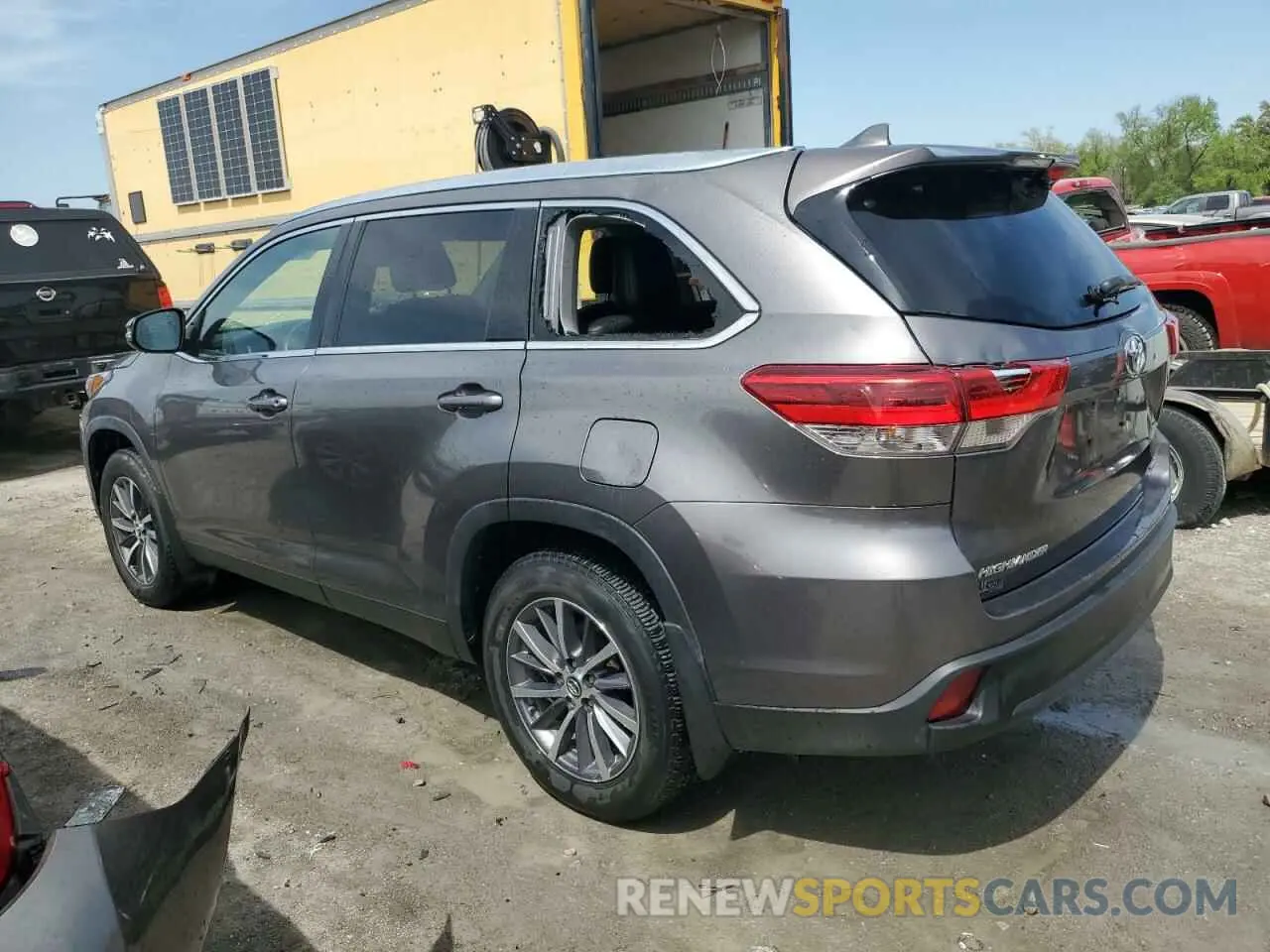 2 Photograph of a damaged car 5TDJZRFH9KS711353 TOYOTA HIGHLANDER 2019