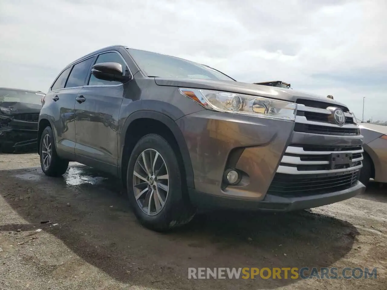 4 Photograph of a damaged car 5TDJZRFH9KS711353 TOYOTA HIGHLANDER 2019