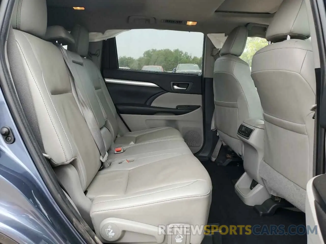 11 Photograph of a damaged car 5TDJZRFH9KS716763 TOYOTA HIGHLANDER 2019