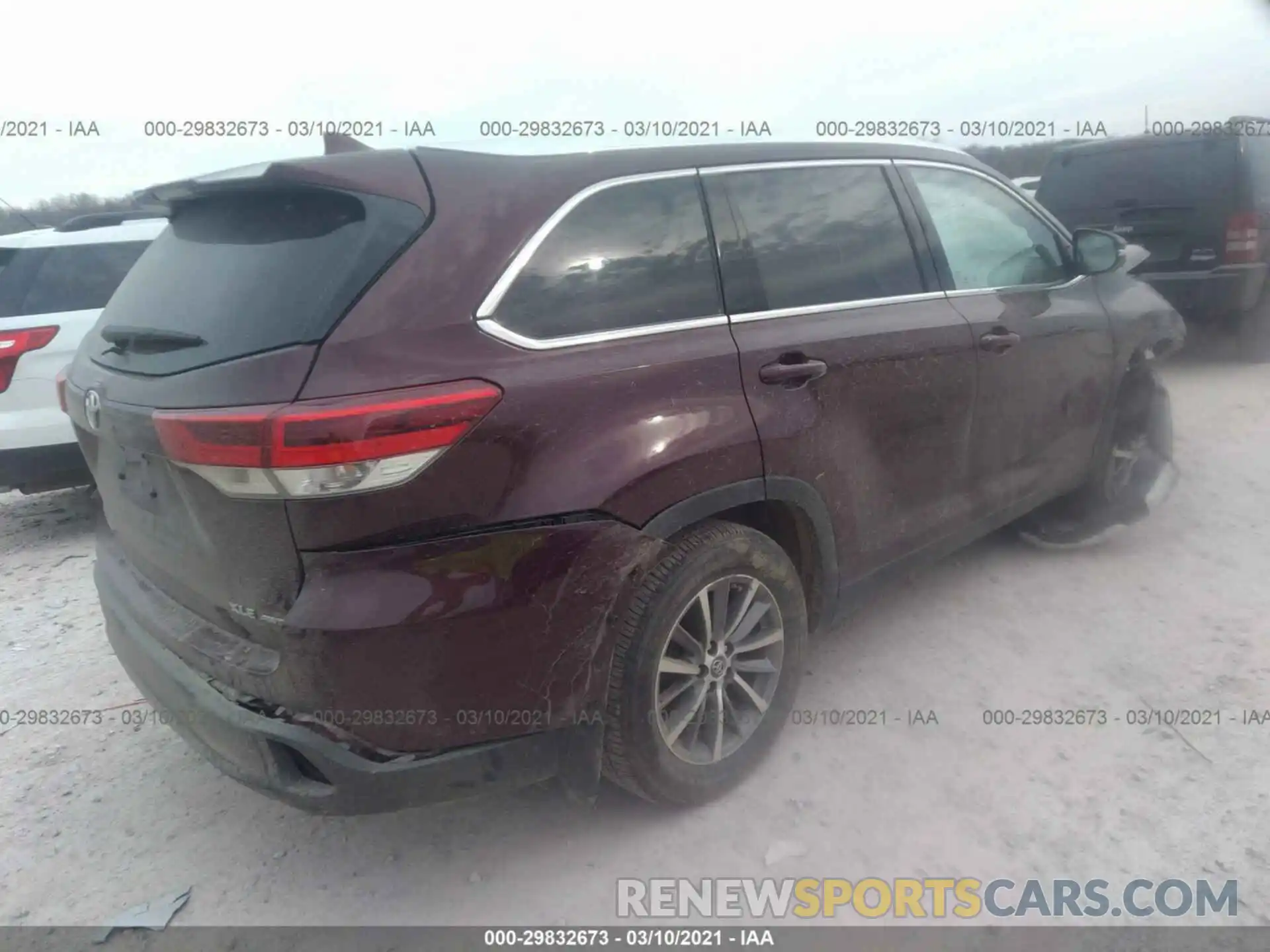 4 Photograph of a damaged car 5TDJZRFH9KS728783 TOYOTA HIGHLANDER 2019