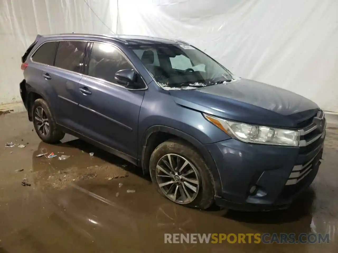 4 Photograph of a damaged car 5TDJZRFH9KS738682 TOYOTA HIGHLANDER 2019