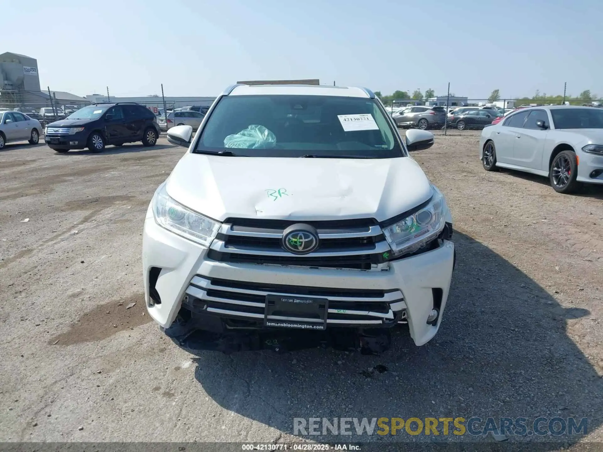 13 Photograph of a damaged car 5TDJZRFH9KS917580 TOYOTA HIGHLANDER 2019