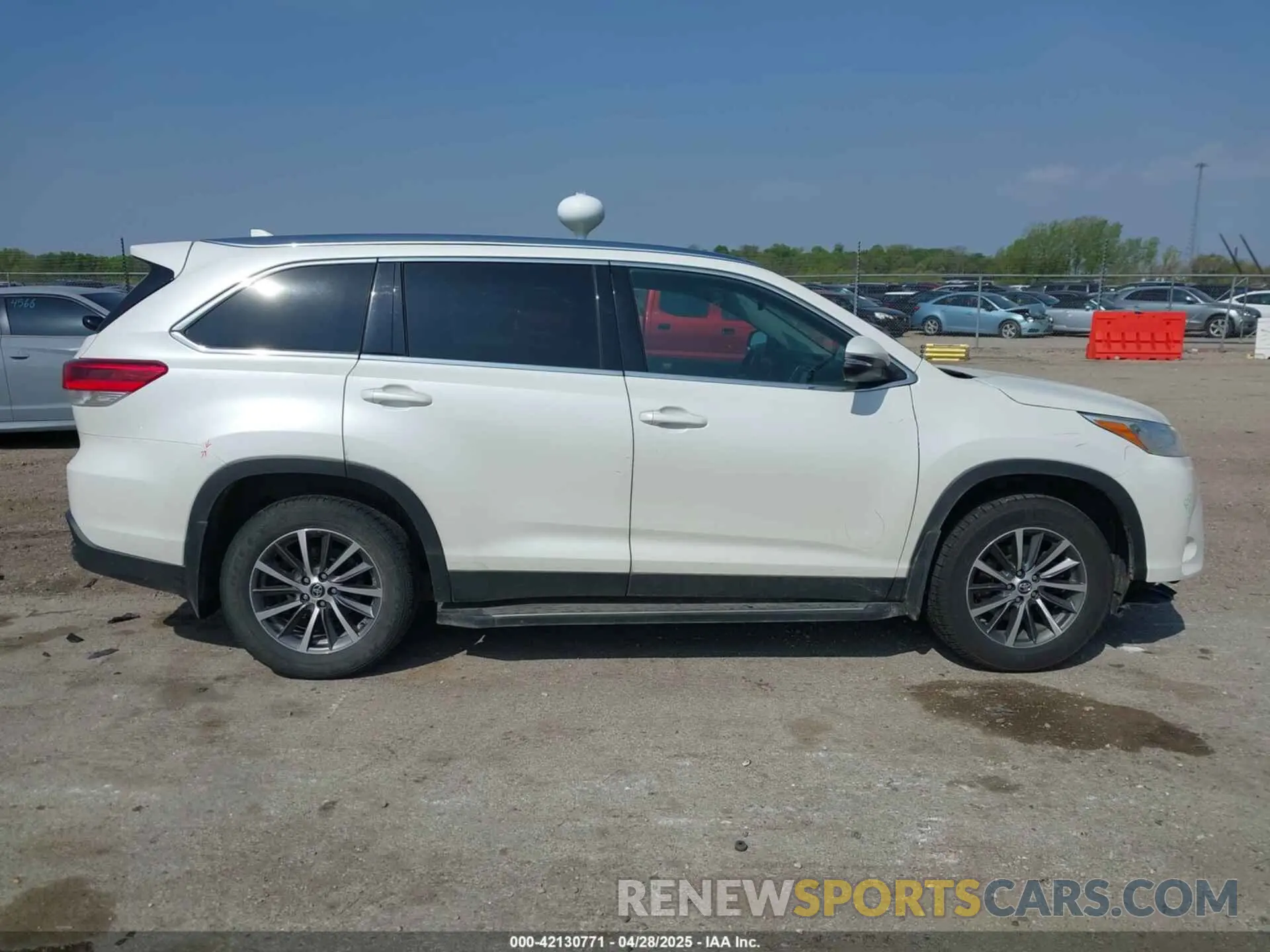 14 Photograph of a damaged car 5TDJZRFH9KS917580 TOYOTA HIGHLANDER 2019