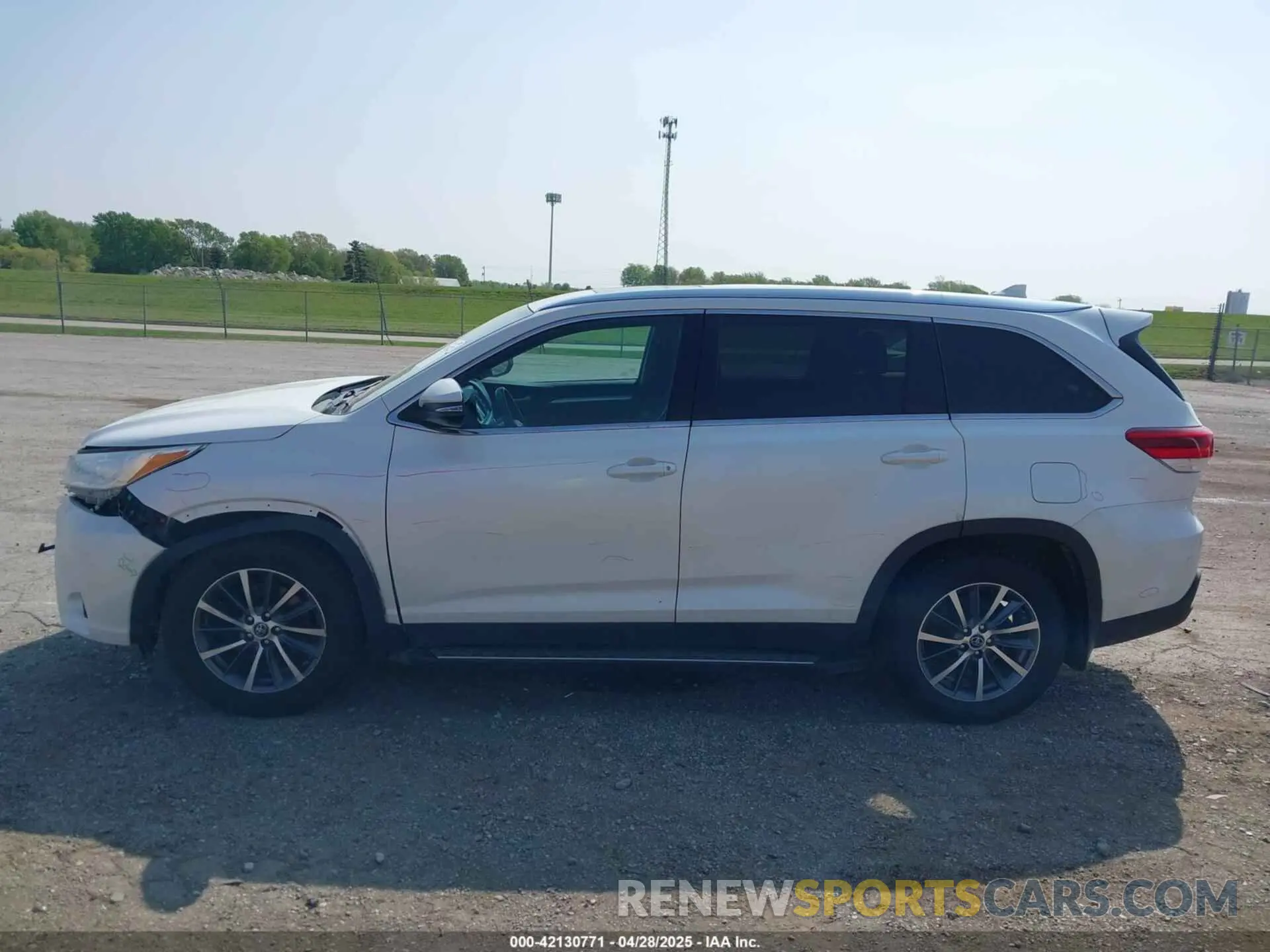 15 Photograph of a damaged car 5TDJZRFH9KS917580 TOYOTA HIGHLANDER 2019
