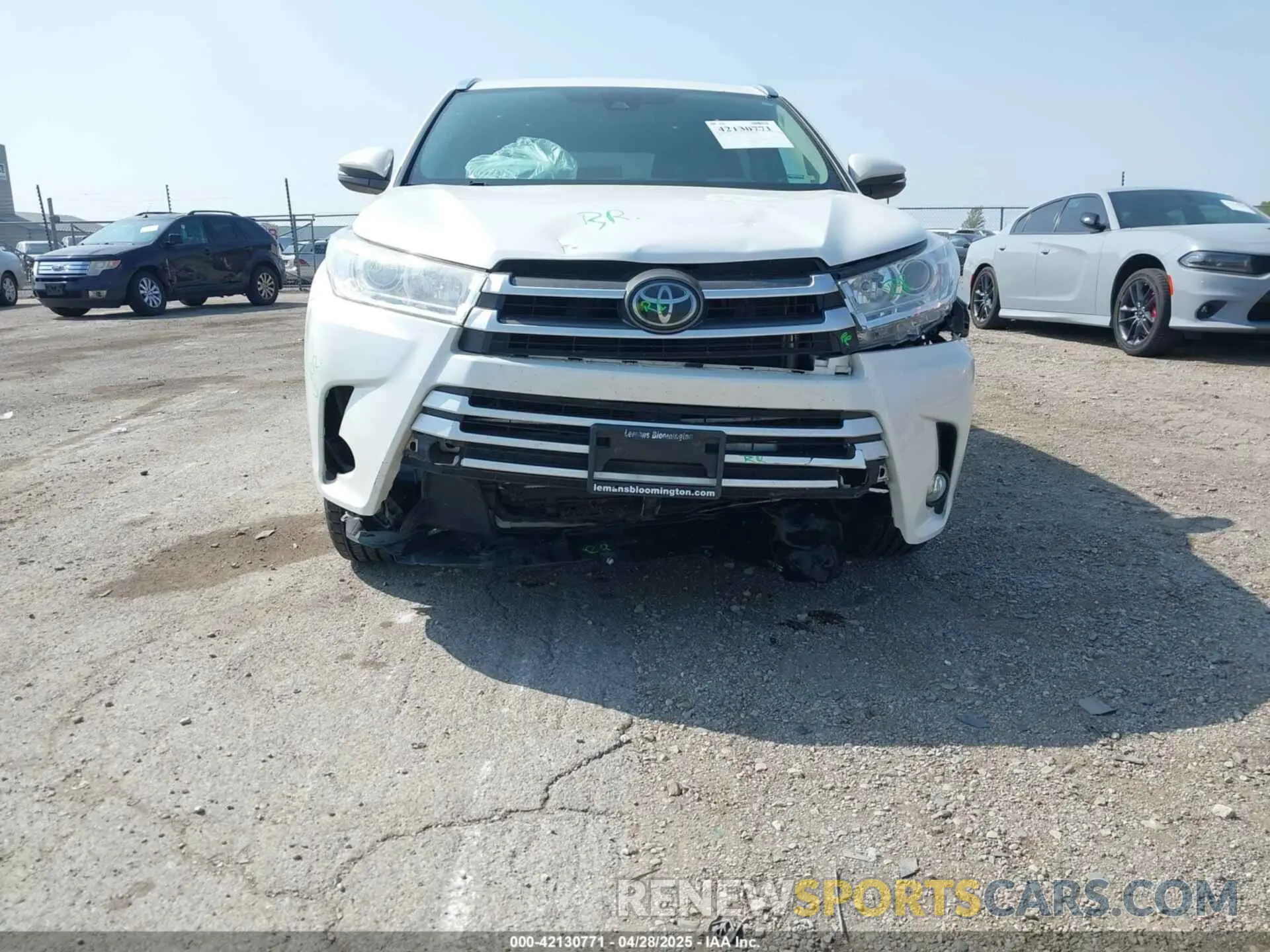 18 Photograph of a damaged car 5TDJZRFH9KS917580 TOYOTA HIGHLANDER 2019