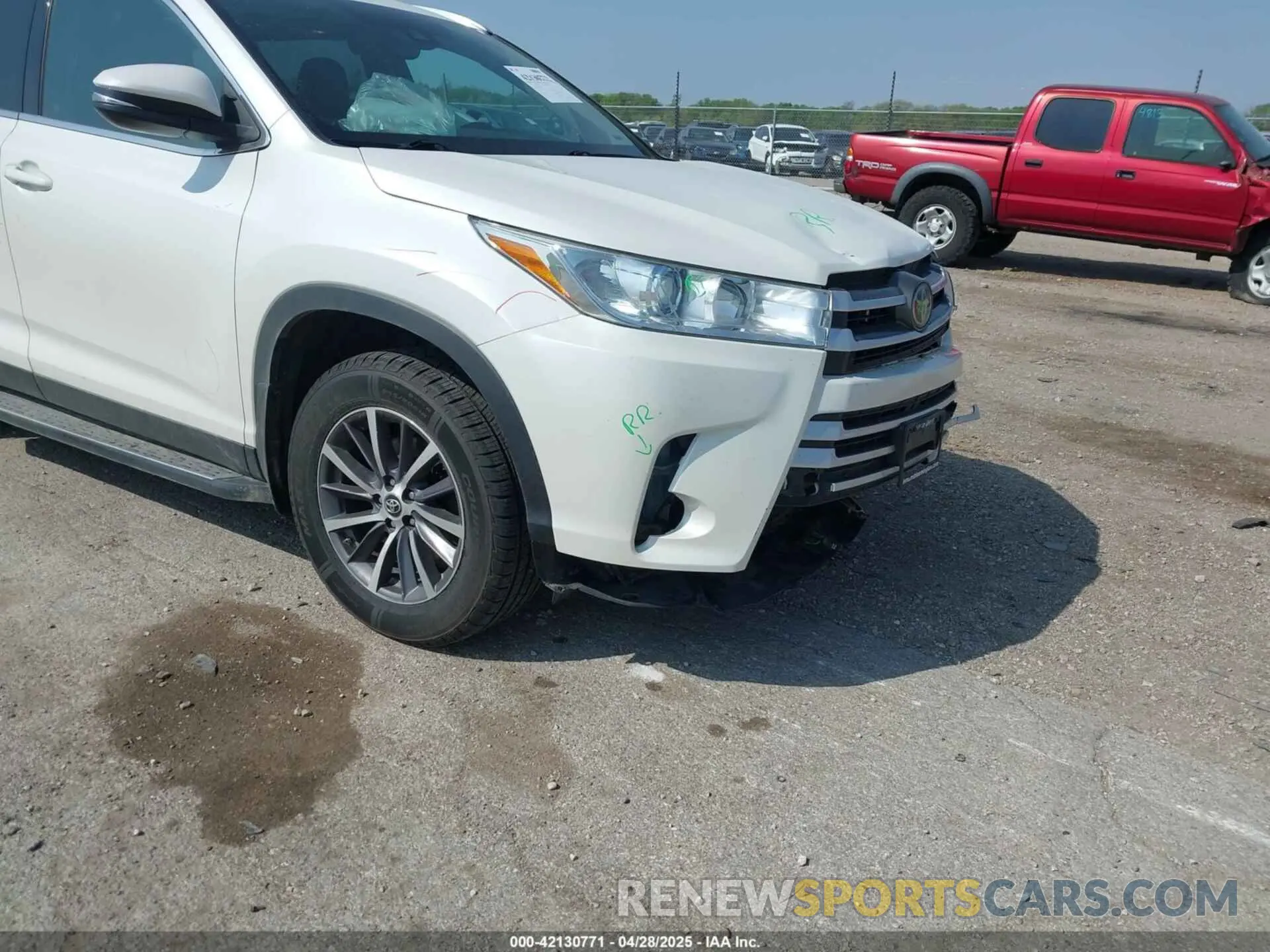 19 Photograph of a damaged car 5TDJZRFH9KS917580 TOYOTA HIGHLANDER 2019