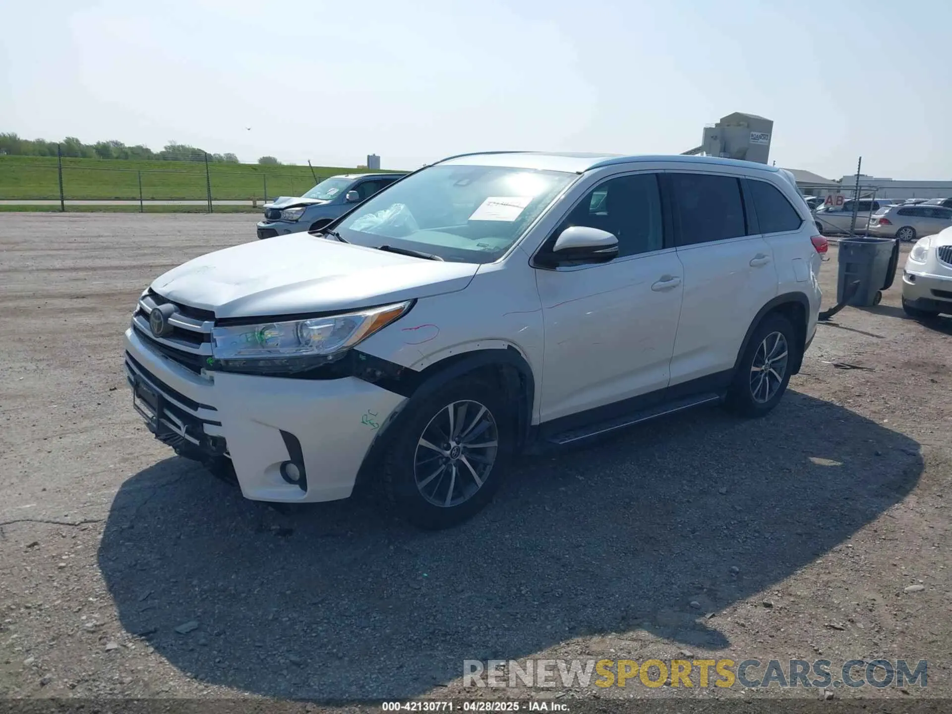 2 Photograph of a damaged car 5TDJZRFH9KS917580 TOYOTA HIGHLANDER 2019
