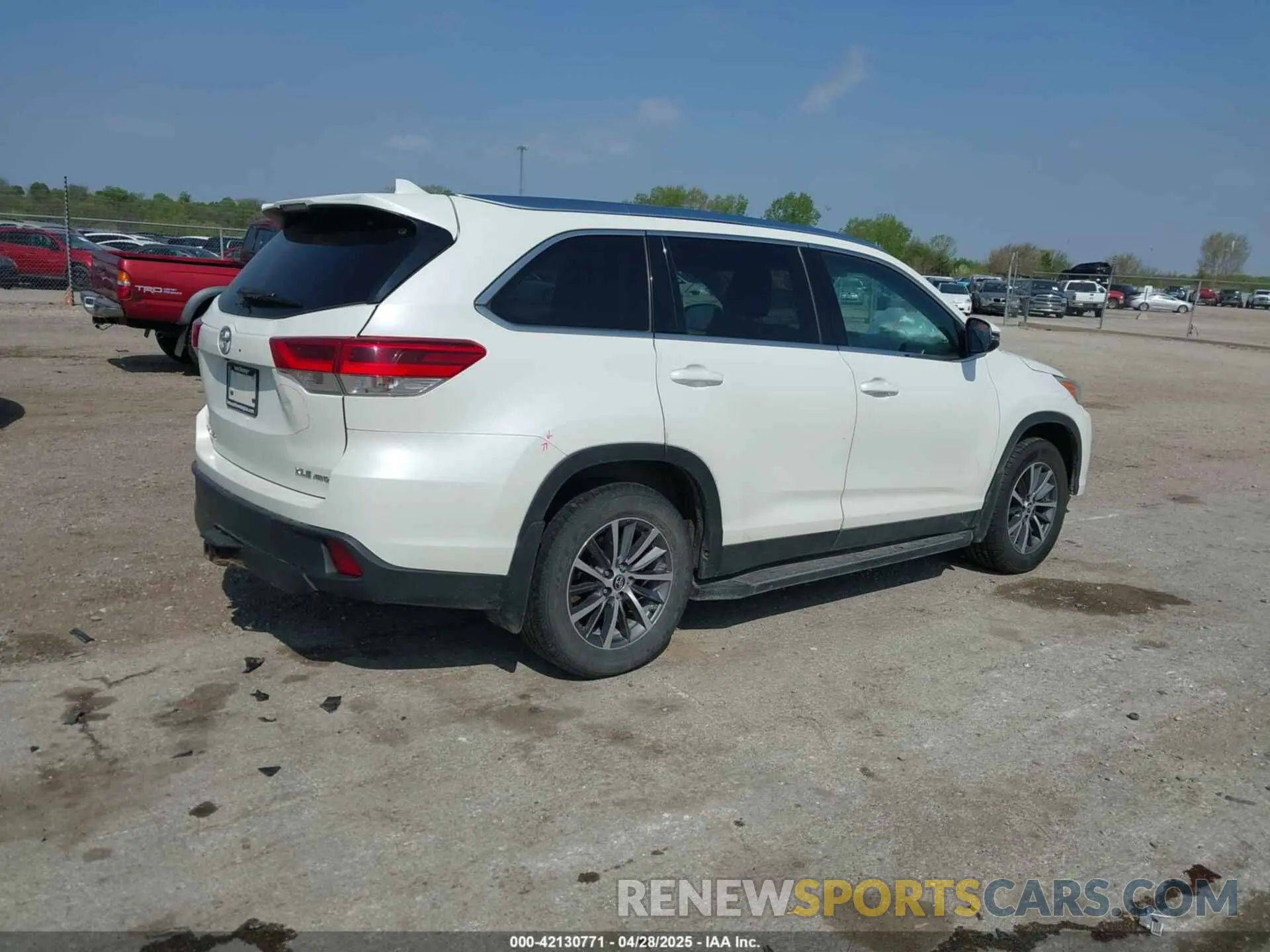 4 Photograph of a damaged car 5TDJZRFH9KS917580 TOYOTA HIGHLANDER 2019