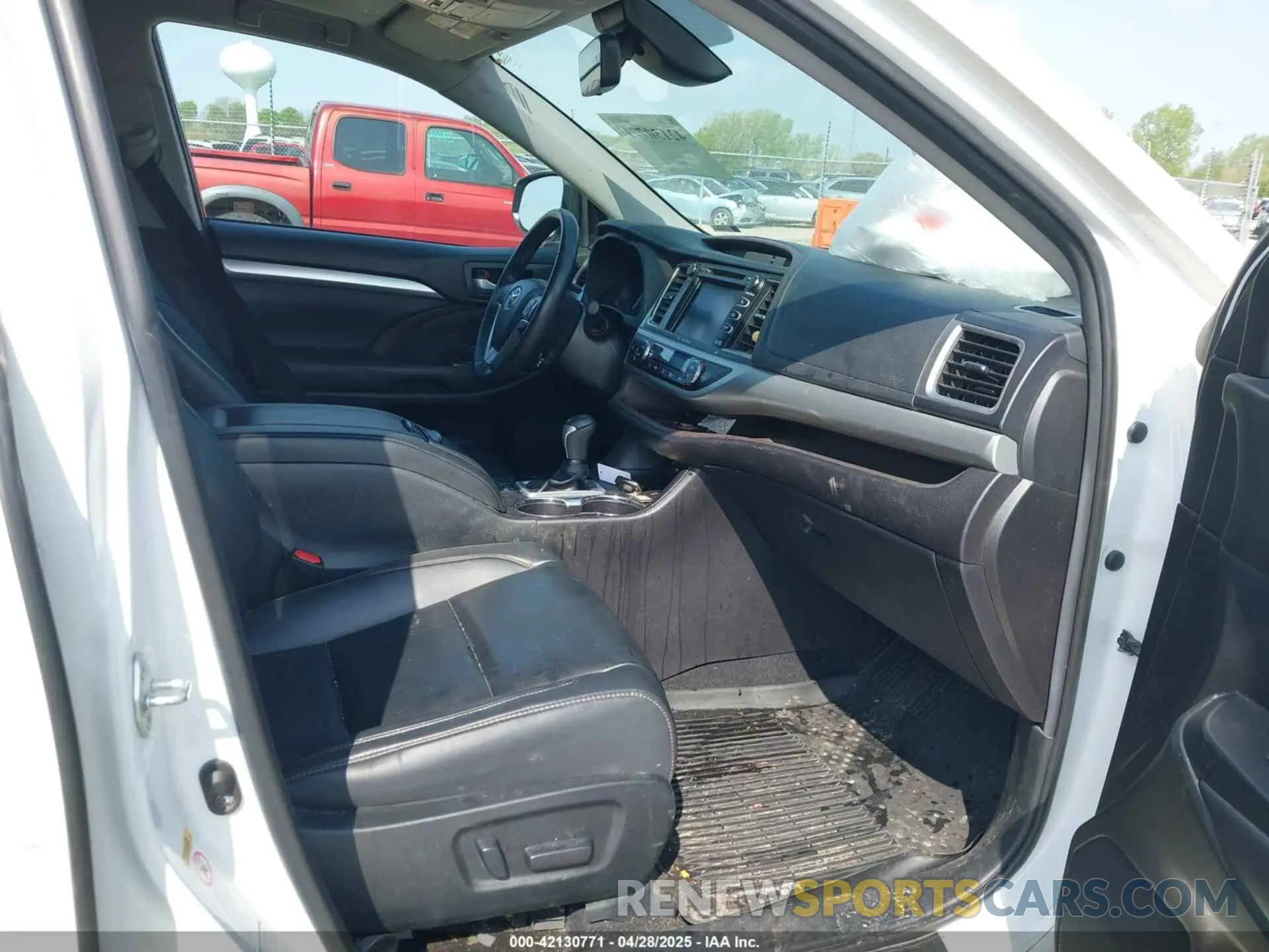 5 Photograph of a damaged car 5TDJZRFH9KS917580 TOYOTA HIGHLANDER 2019