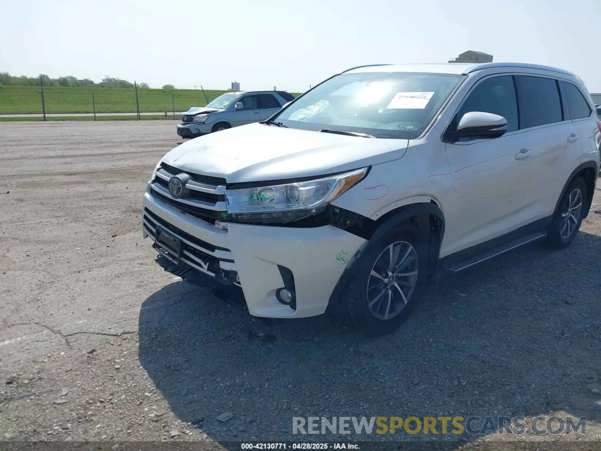 6 Photograph of a damaged car 5TDJZRFH9KS917580 TOYOTA HIGHLANDER 2019