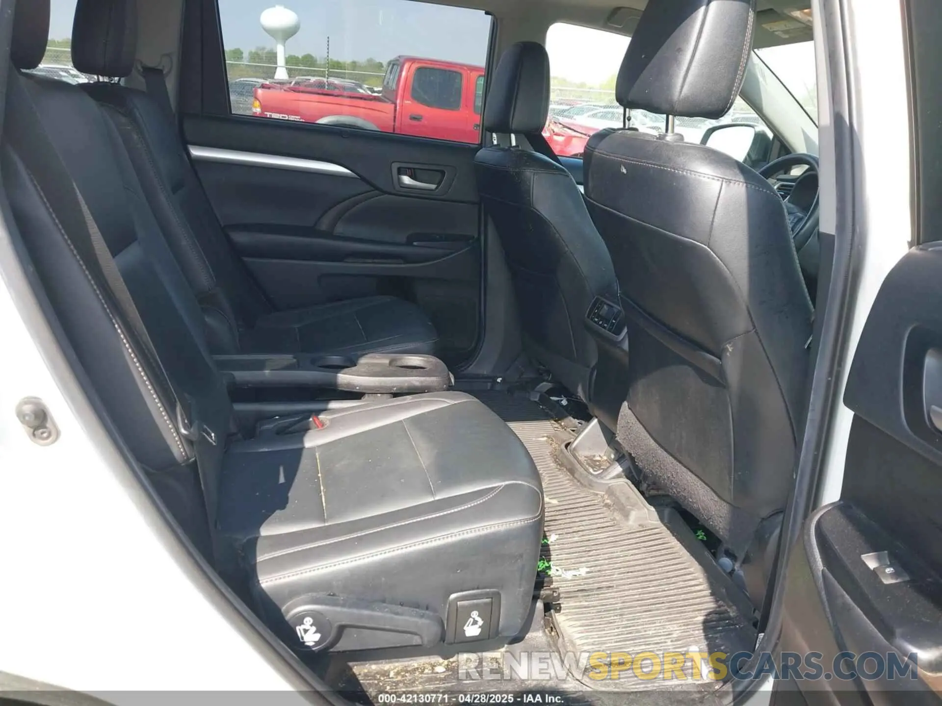 8 Photograph of a damaged car 5TDJZRFH9KS917580 TOYOTA HIGHLANDER 2019