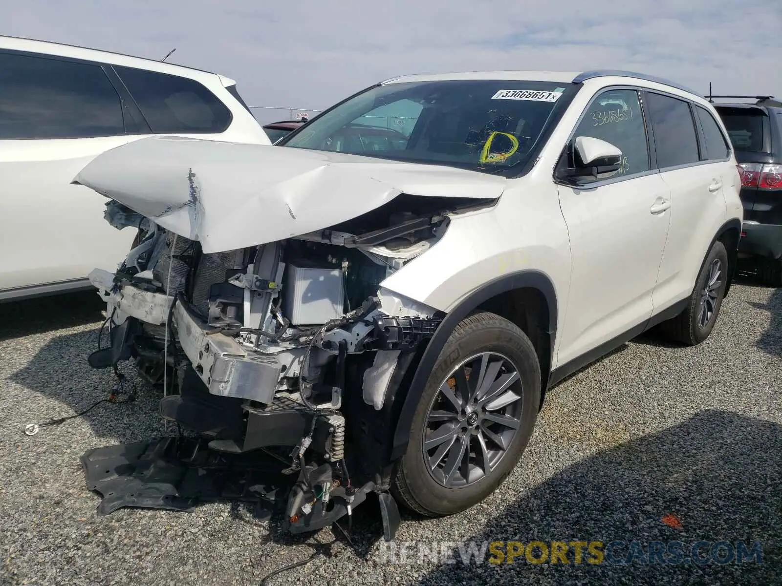 2 Photograph of a damaged car 5TDJZRFH9KS930698 TOYOTA HIGHLANDER 2019