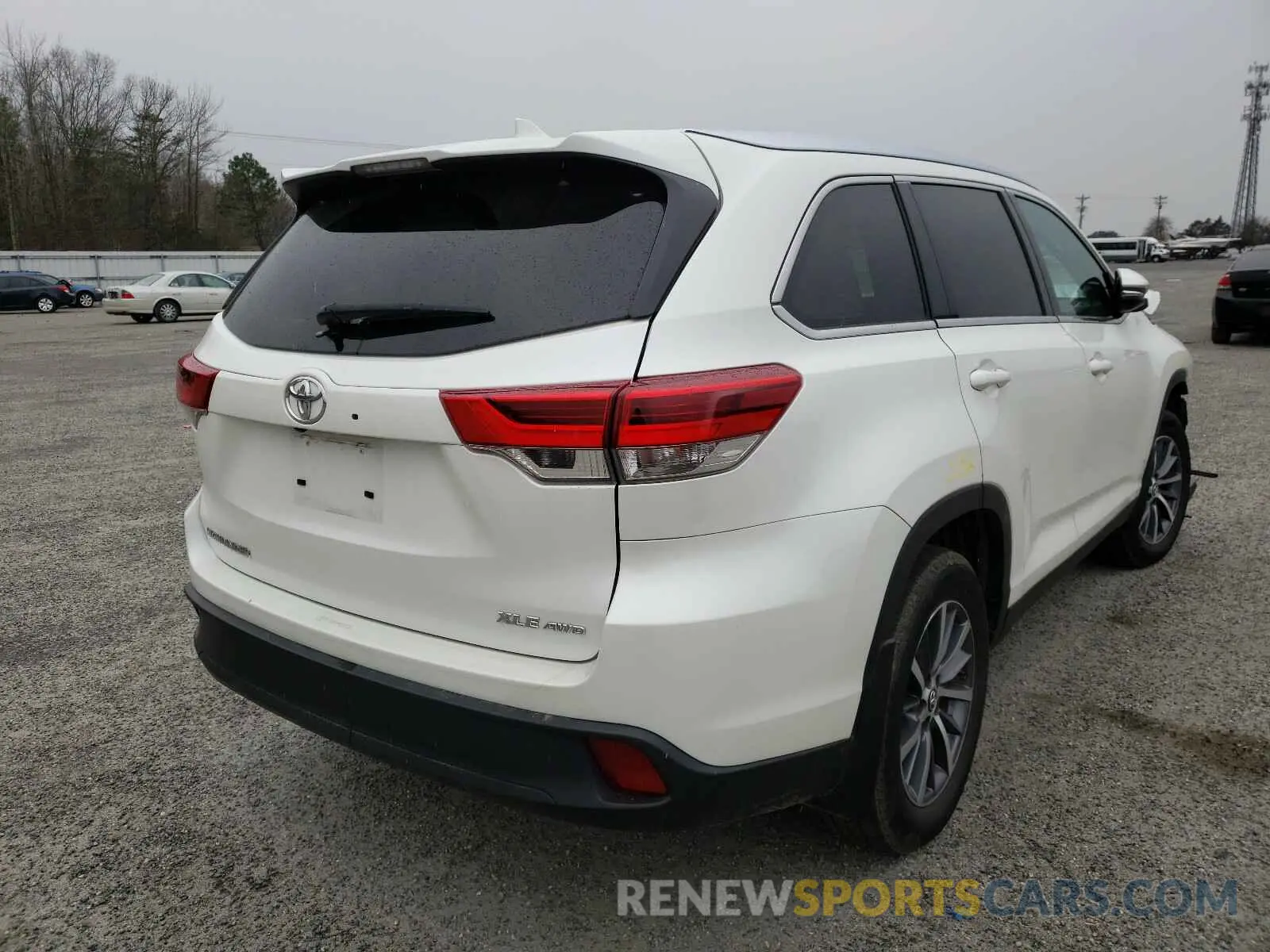 4 Photograph of a damaged car 5TDJZRFH9KS930698 TOYOTA HIGHLANDER 2019