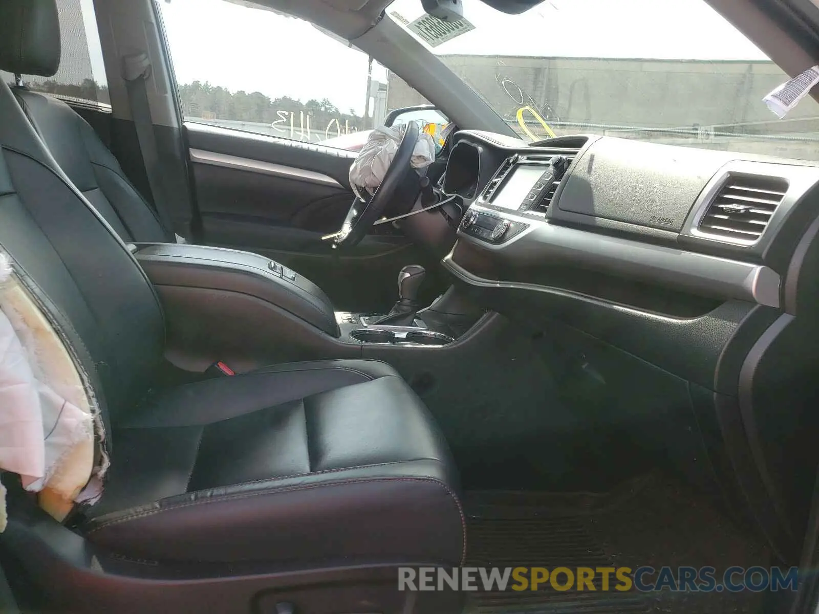 5 Photograph of a damaged car 5TDJZRFH9KS930698 TOYOTA HIGHLANDER 2019