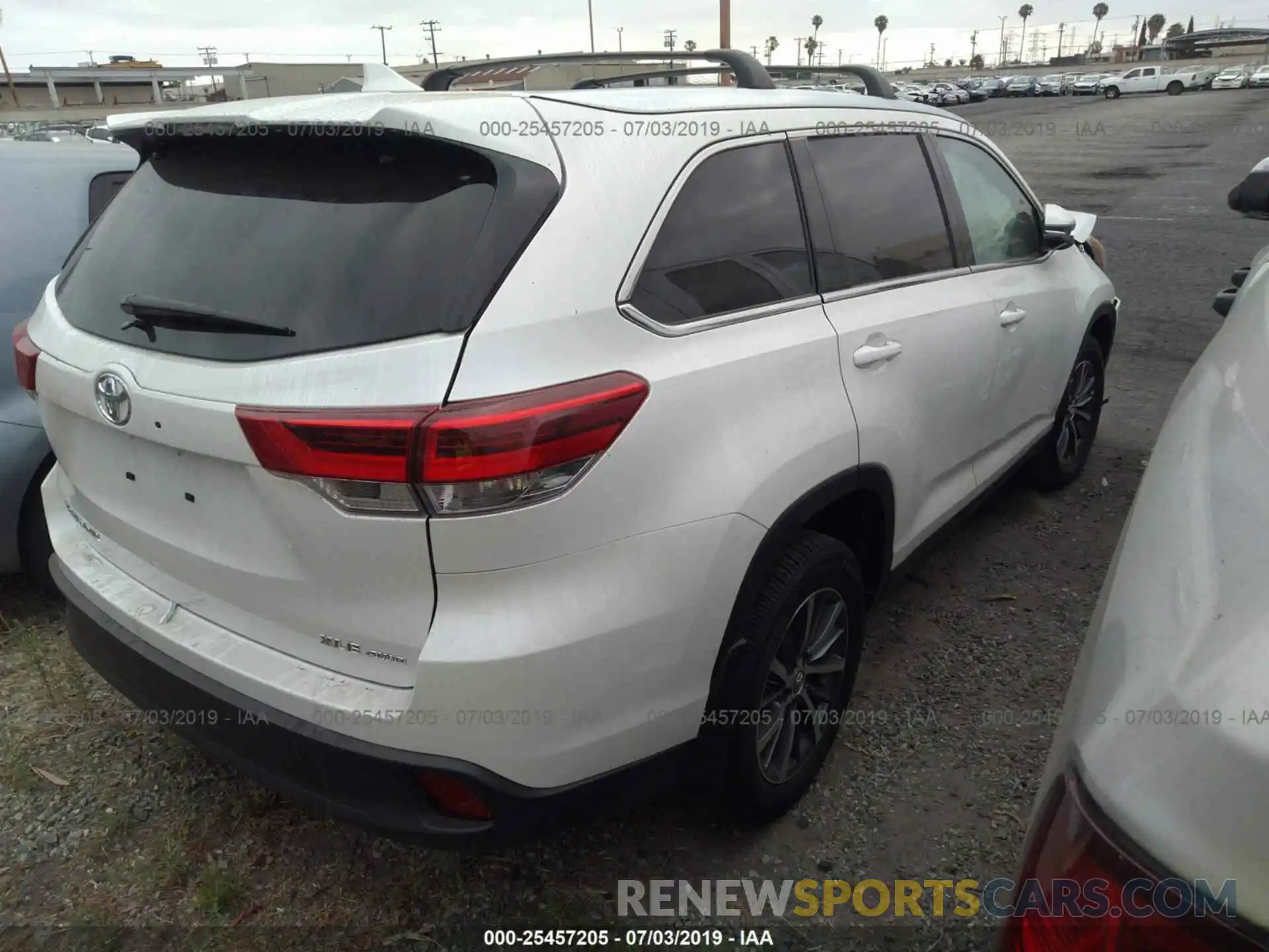 4 Photograph of a damaged car 5TDJZRFH9KS931155 TOYOTA HIGHLANDER 2019