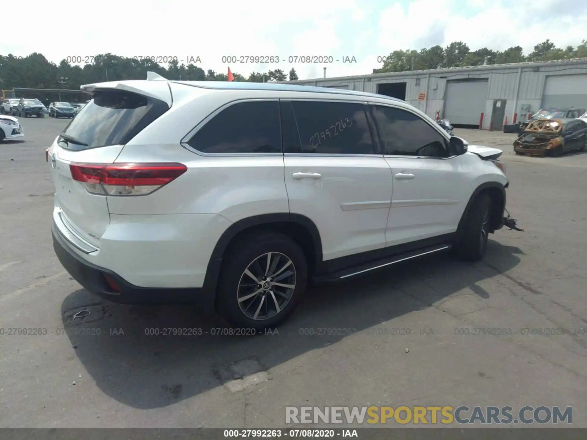 4 Photograph of a damaged car 5TDJZRFH9KS934881 TOYOTA HIGHLANDER 2019