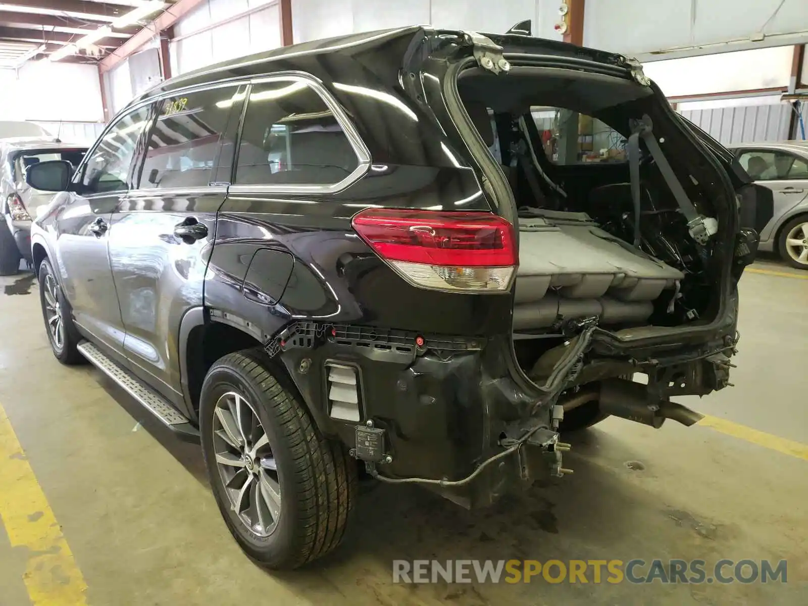 3 Photograph of a damaged car 5TDJZRFH9KS936131 TOYOTA HIGHLANDER 2019