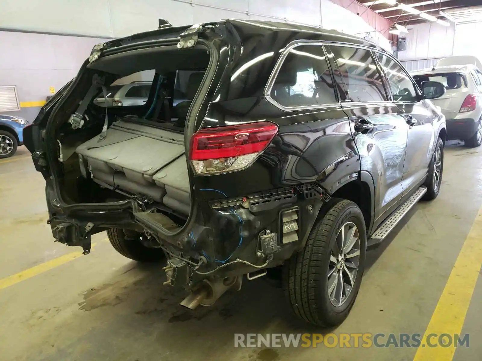 4 Photograph of a damaged car 5TDJZRFH9KS936131 TOYOTA HIGHLANDER 2019