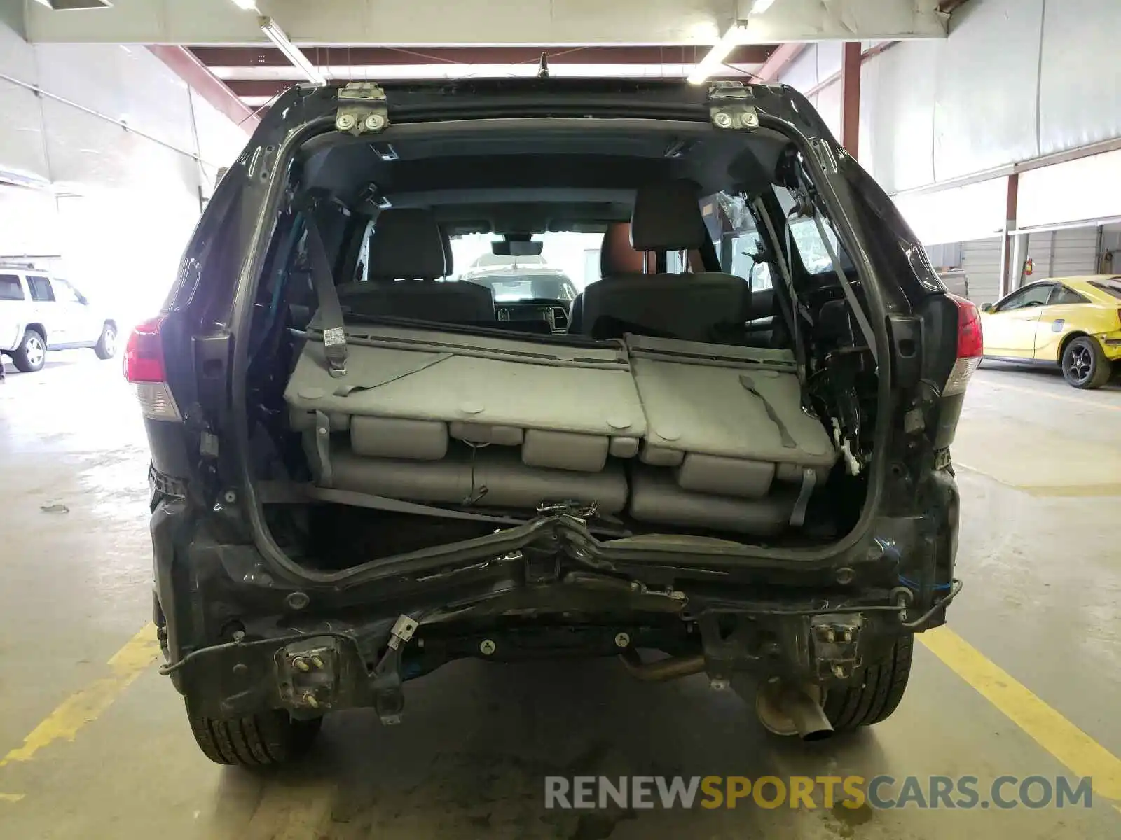 9 Photograph of a damaged car 5TDJZRFH9KS936131 TOYOTA HIGHLANDER 2019