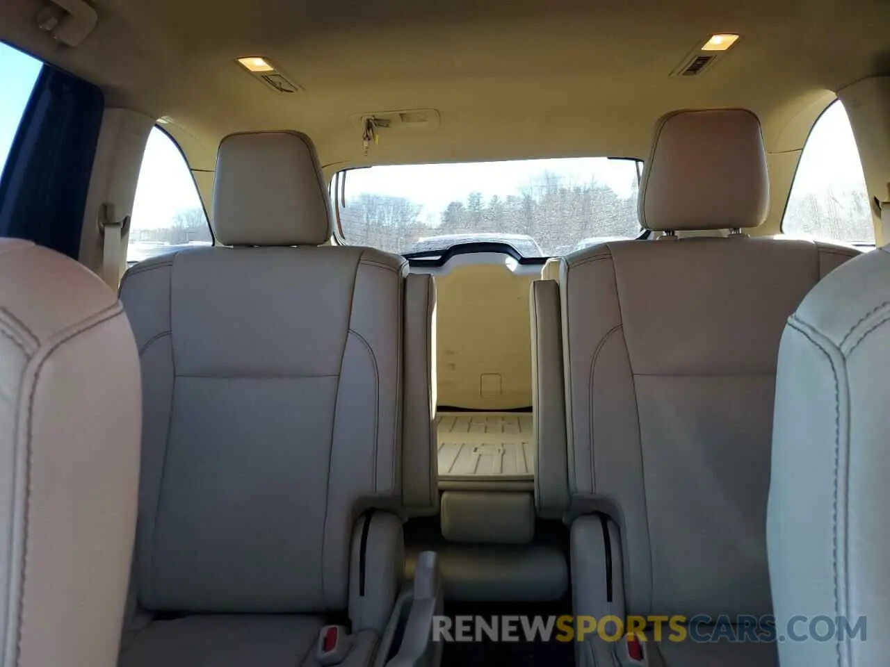 10 Photograph of a damaged car 5TDJZRFH9KS937456 TOYOTA HIGHLANDER 2019