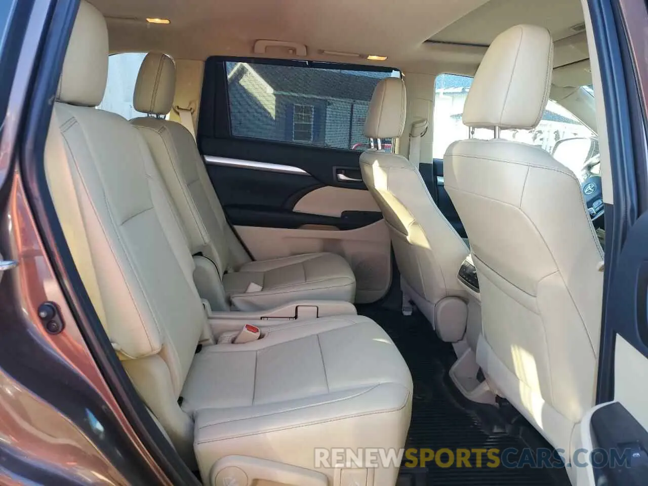 11 Photograph of a damaged car 5TDJZRFH9KS937456 TOYOTA HIGHLANDER 2019