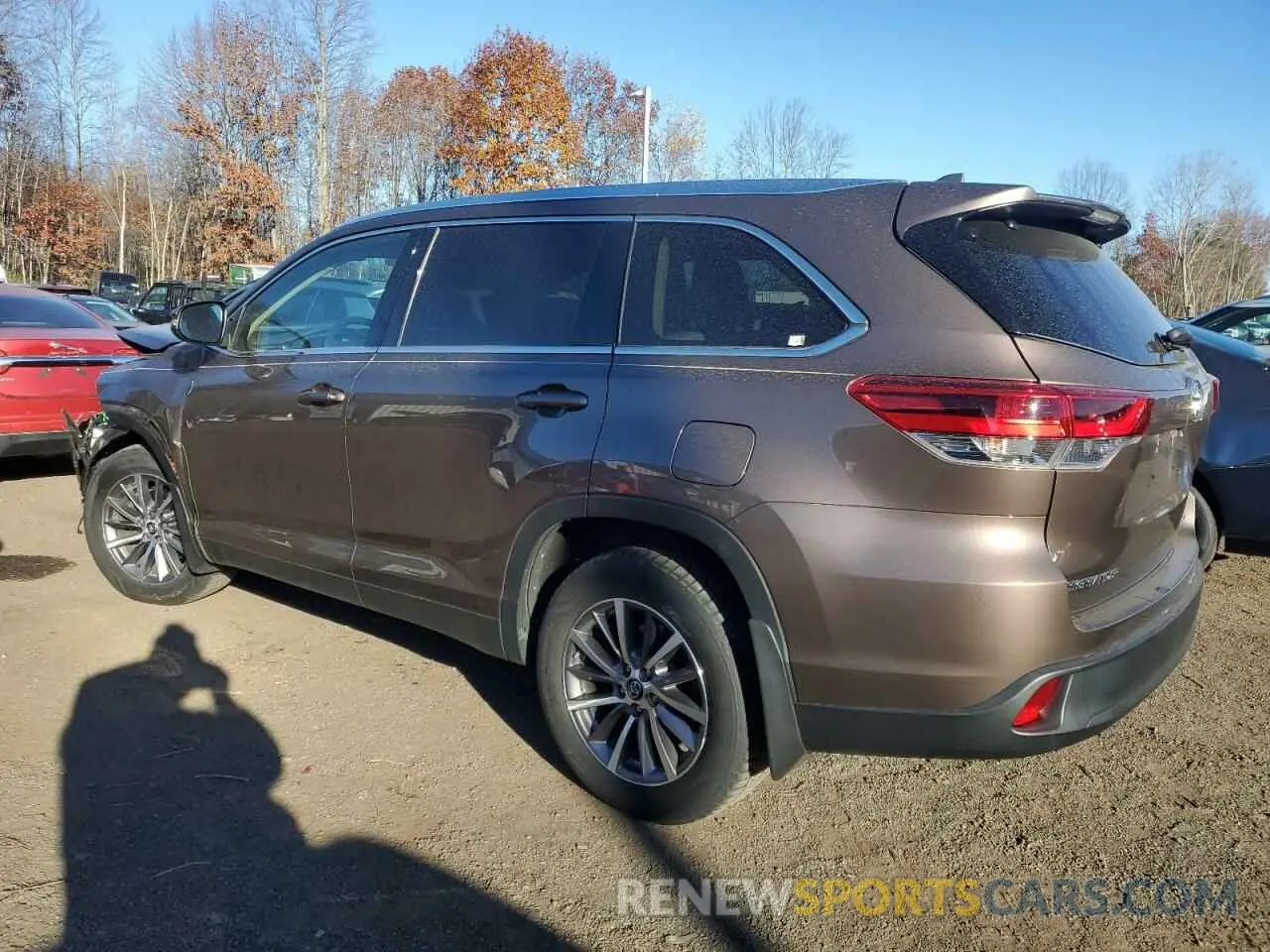 2 Photograph of a damaged car 5TDJZRFH9KS937456 TOYOTA HIGHLANDER 2019