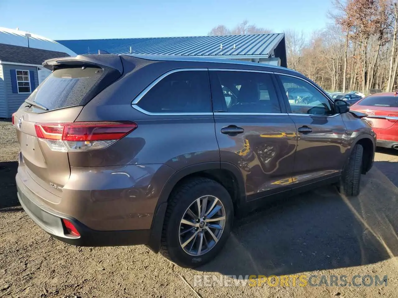3 Photograph of a damaged car 5TDJZRFH9KS937456 TOYOTA HIGHLANDER 2019