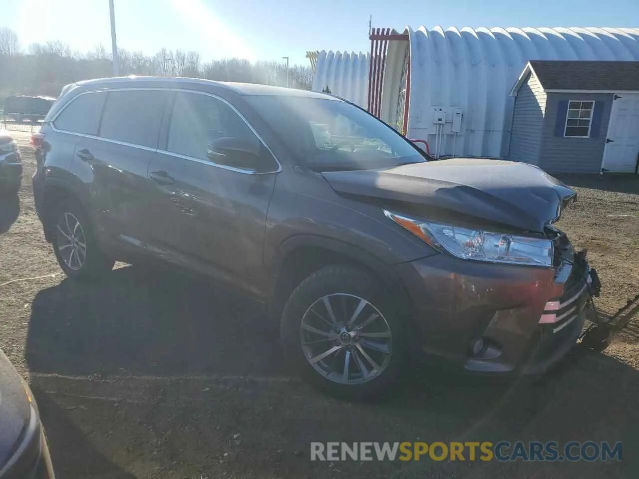 4 Photograph of a damaged car 5TDJZRFH9KS937456 TOYOTA HIGHLANDER 2019